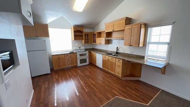 Building Photo - 335 E 830 S Unit Upstairs West