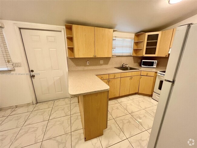 Building Photo - 1674 NE 174th St Unit REAR Rental