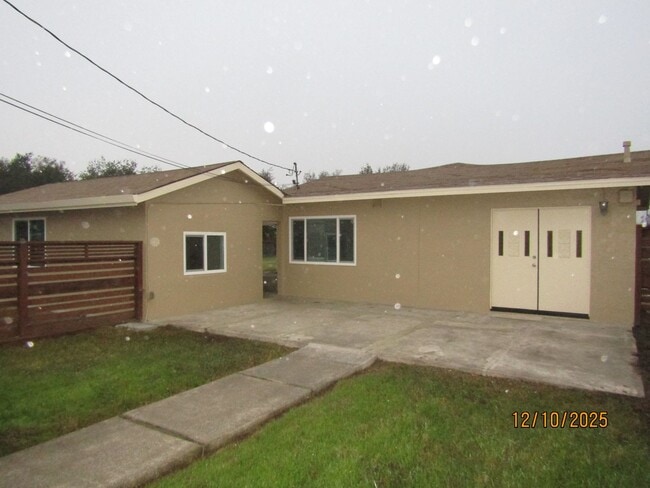 Building Photo - Very Rare 2 Bedroom House on a large lot with separate bonus unit!