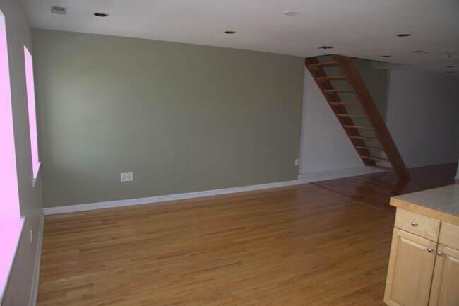 APARTMENT 3F - 524-525 S Front St