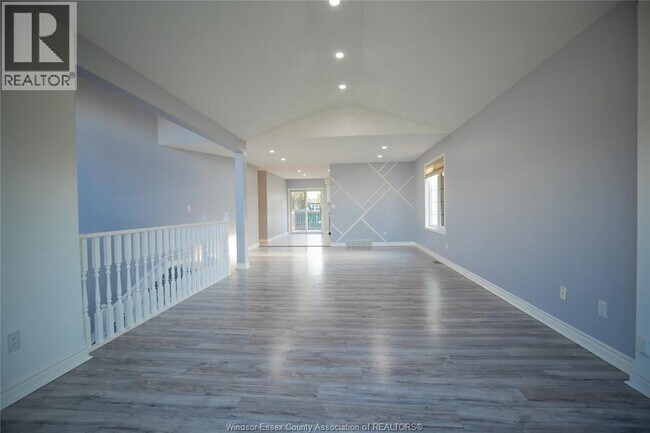 Photo - 569 Cabana Road E