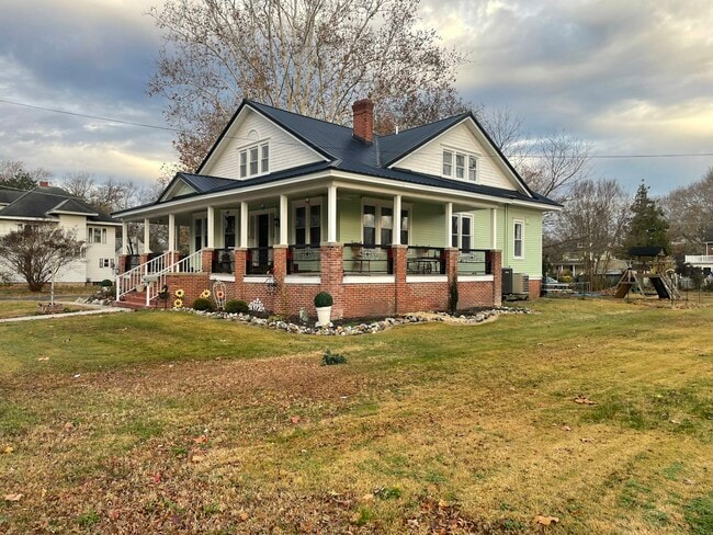 Photo - 705 E State St