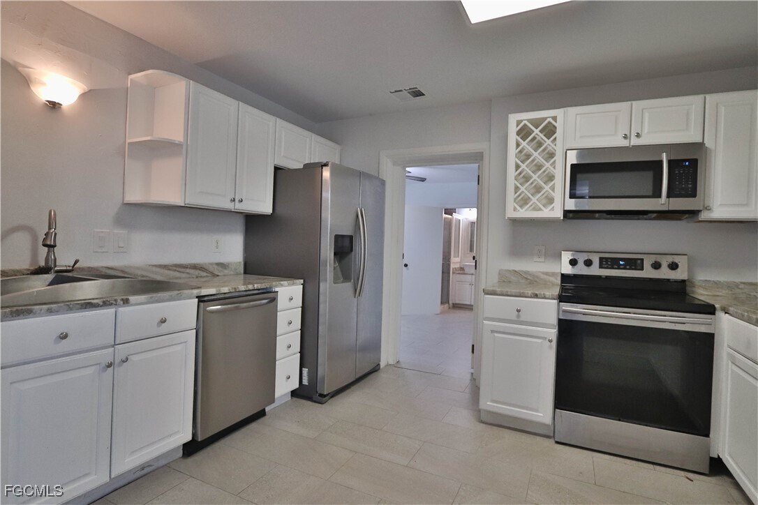 Photo - 305 Bougainvillea Rd W