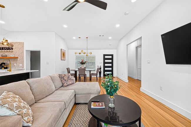 Photo - 5121 Locust St