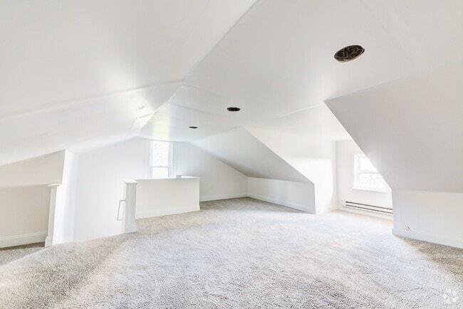 Building Photo - AVAILABLE NOW- 3 BEDROOM, 1.5 BATH HOME!