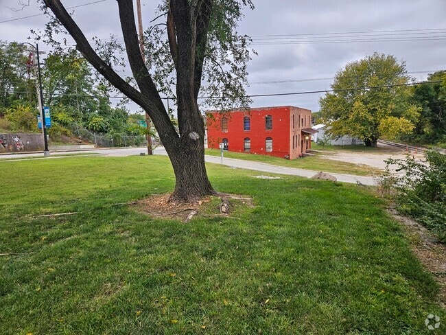 Building Photo - 1303 W College St Rental