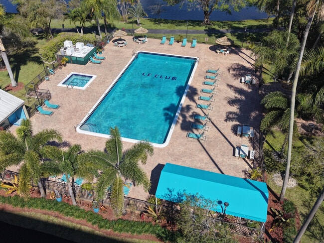 Building Photo - 2112 S Cypress Bend Dr Unit 404