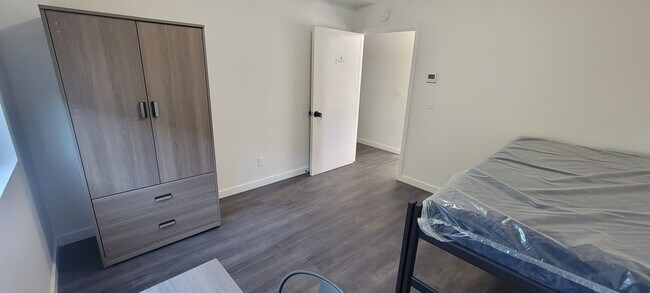 Photo - Unit D Room 2 Single Occupancy with a view... Unidad D - Room 2