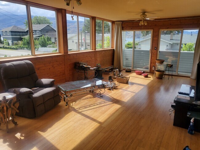 4154 Lake Ave