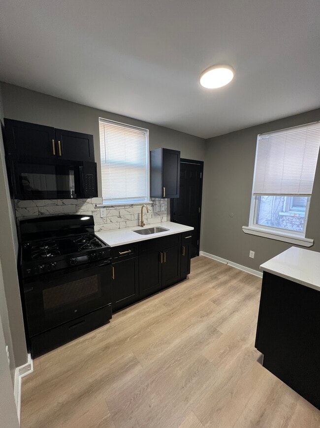 Photo - 930 Pennell St