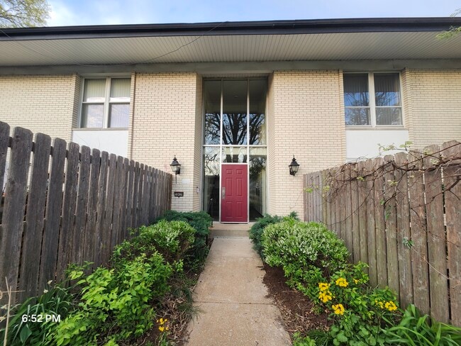 Building Photo - 10433 Briarbend Dr Unit #