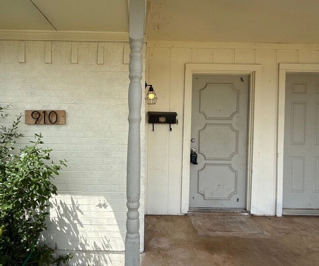 Building Photo - 910 N Judge Ely Blvd Rental