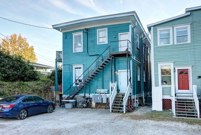 Building Photo - Two Bedroom Historic Apartment - Close to Forsyth - SCAD Unit Apt B