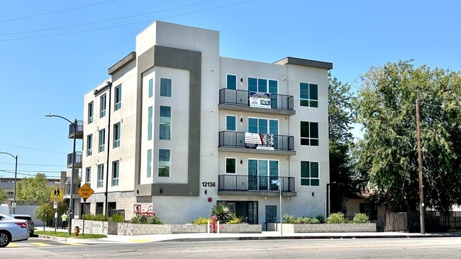 Building Photo - Luxury NoHo Brand New Unit #302