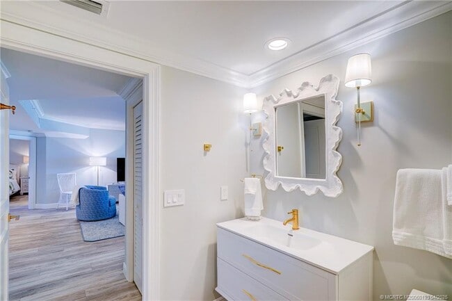 Photo - 5799 NE Island Cove Way Unidad 1104