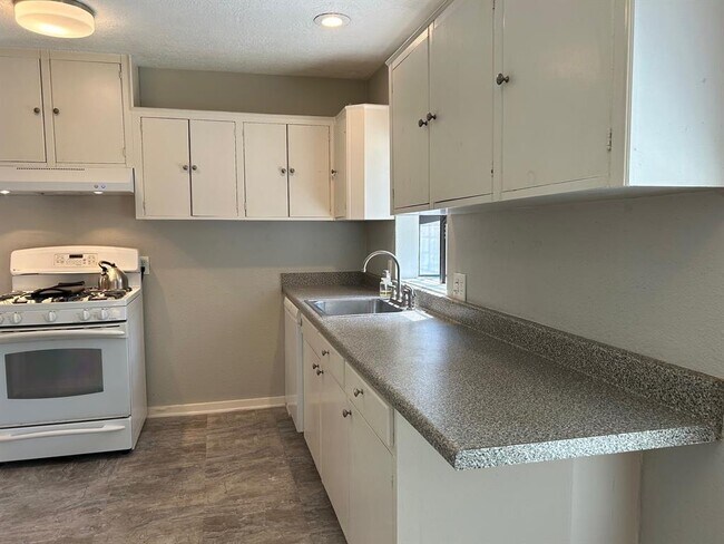 Photo - 720 Woodland St