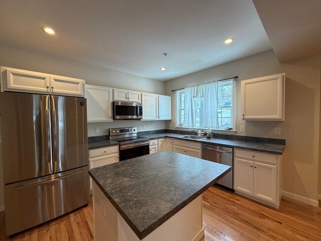 Building Photo - 160 Summer St Unit 3