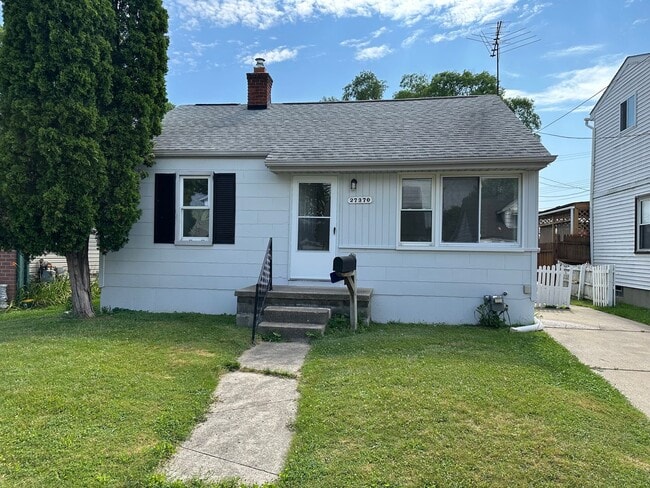 Building Photo - 27370 Pinehurst St Rental