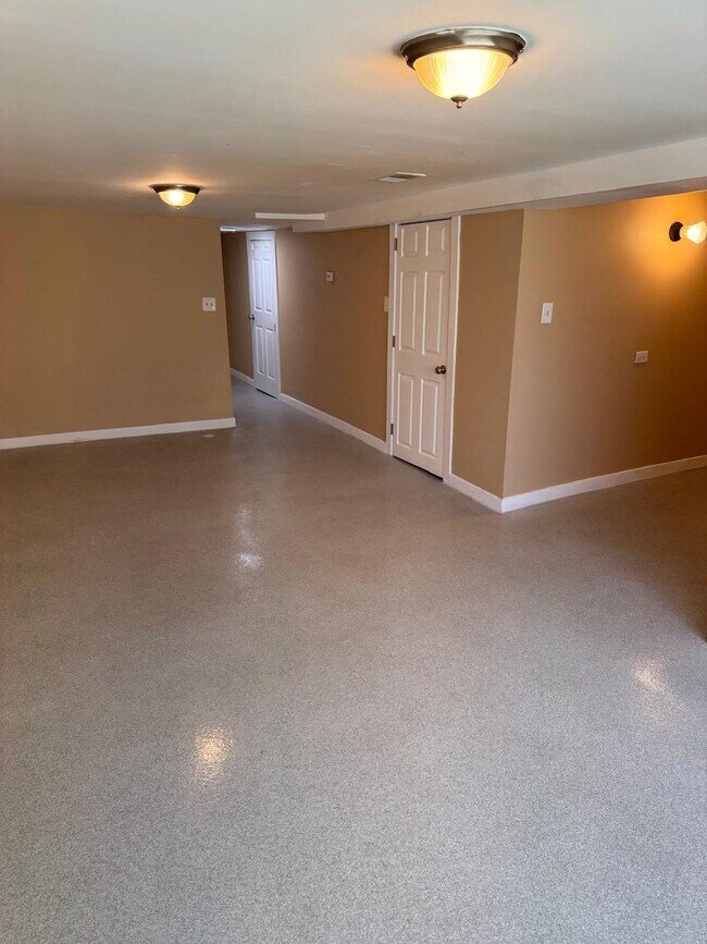 Building Photo - 2132 S Harding Ave Unit Basement