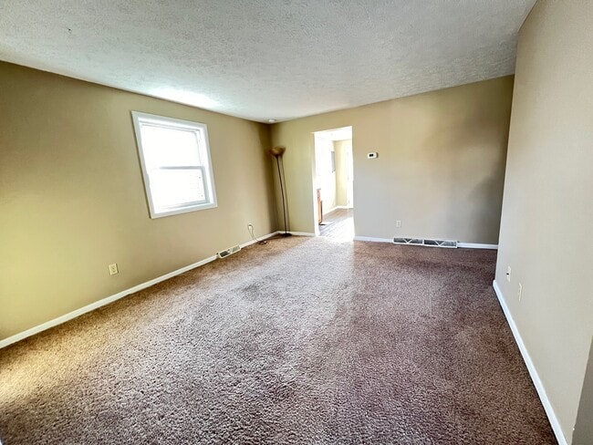 Building Photo - 27 Locust Ave Unit 1st Floor Rental