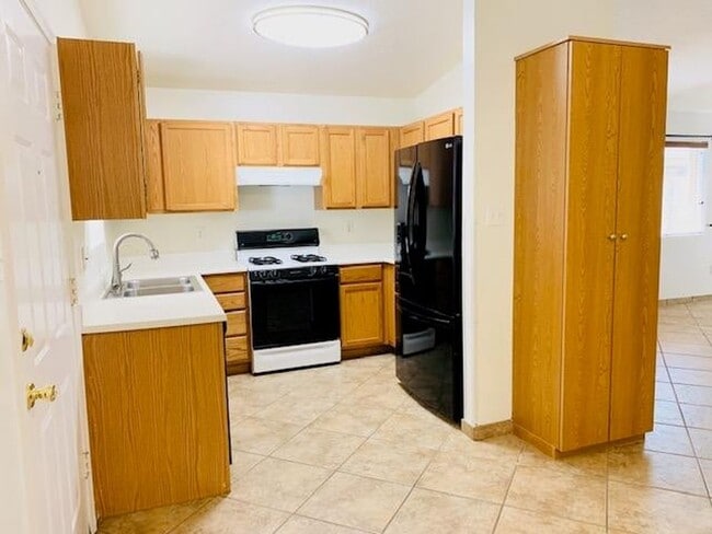 Photo - Lovely 1460/sf 3 Bedroom  2 Bath  2/CG TH