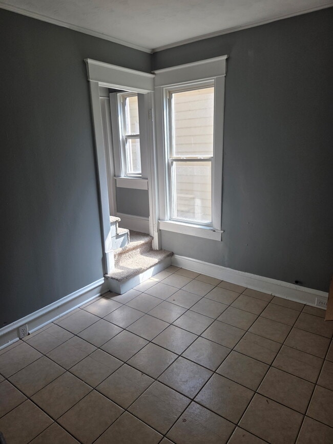 Building Photo - 1023 E Behrends Ave