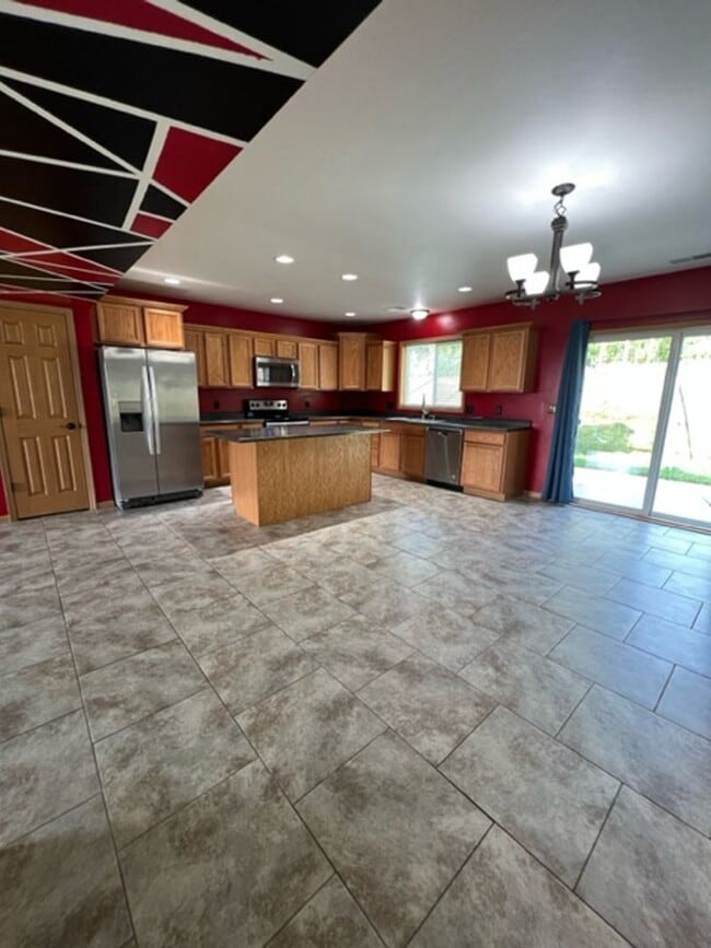 Building Photo - BEAUTIFUL & SPACIOUS 4 BEDROOM/2.5 BATH DU... Rental