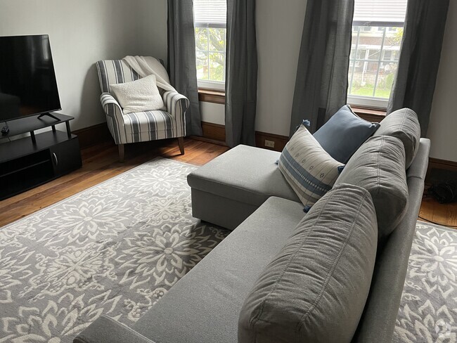 Large sunny living room with 50” tv. Sofa has pull out bed for guests. - 1115 Hamilton Ave Unit Upstairs Rental