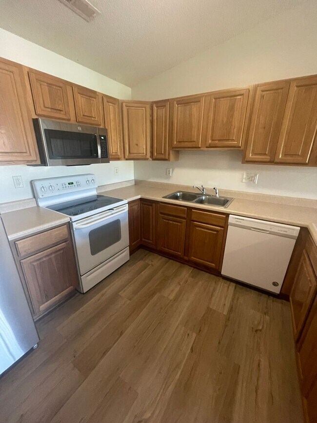 Photo - AVAILABLE July 2026!!!  2 bedroom, 1 bath condo in charming Oxford! Unidad 9