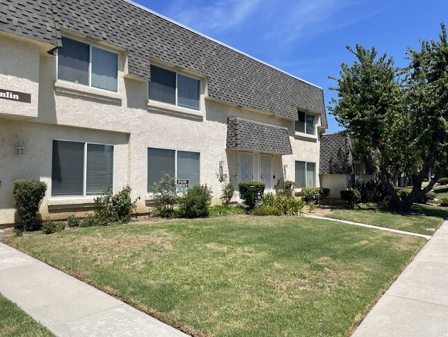 Front Townhouse - 19041 Hamlin St Townhome