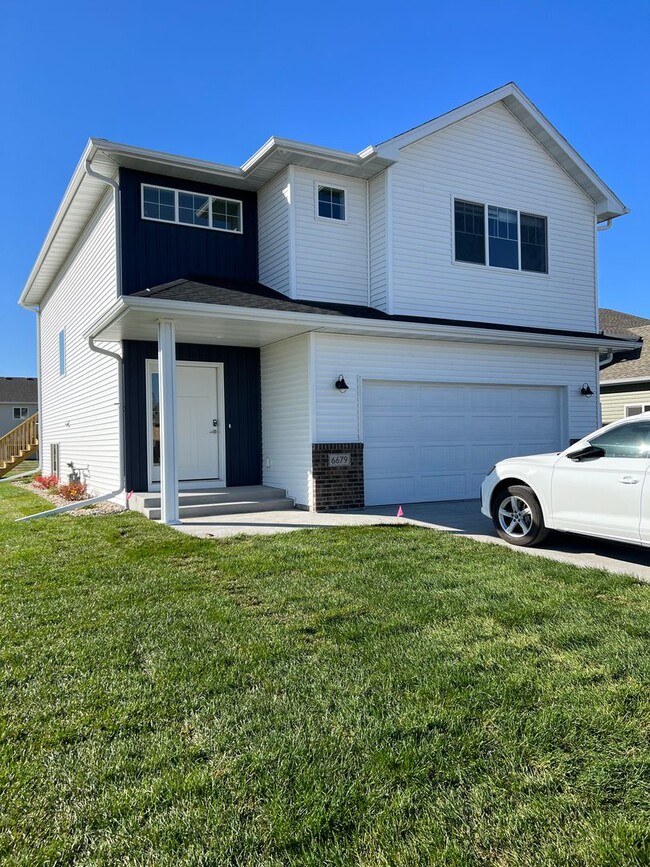 Building Photo - 4 Bed 3 Bath Single Family Home