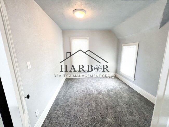 Photo - Large Renovated Studio! - SPECIAL! 1 Month Free Unit 3