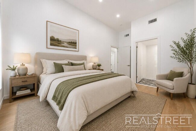 Photo - Three Bedroom Duplex w. Backyard. Unidad 1