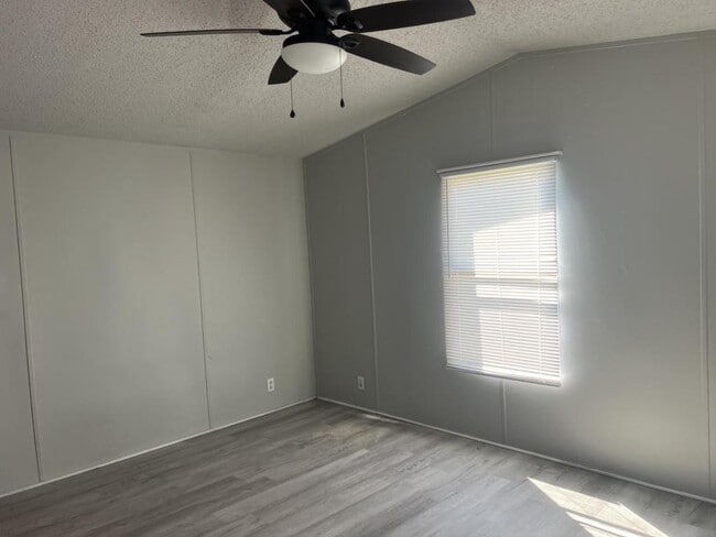 Photo - 834 N Main St