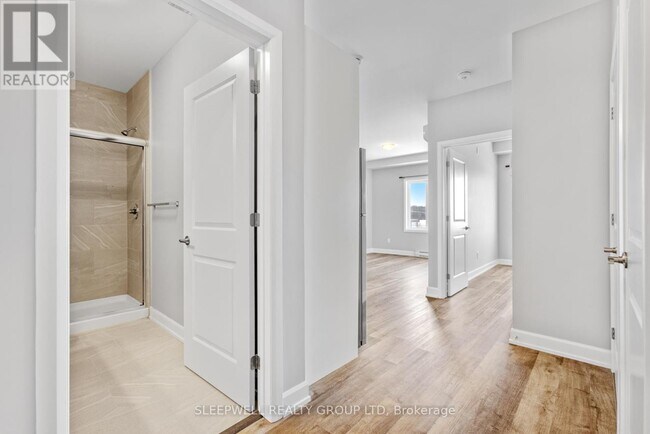 Photo - 979 N Russell Rd Unité 206