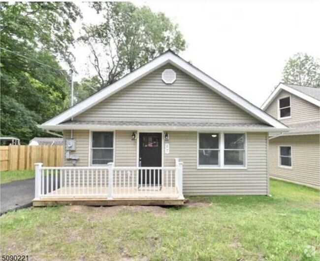 Building Photo - 17 Rockawack Ave Rental