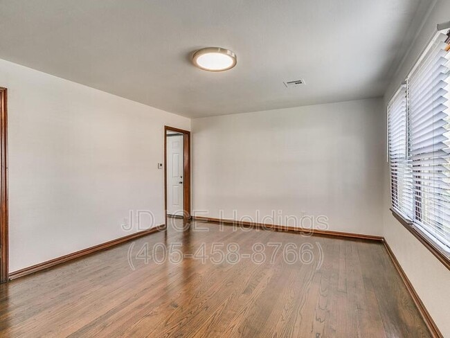 Photo - 204 E Douglas Dr