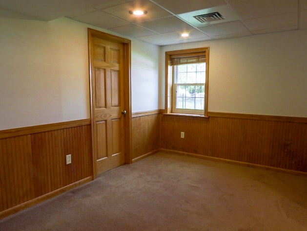 Dormitorio con puerta que conduce a almacenamiento adicional. - 365 Lynne Dr