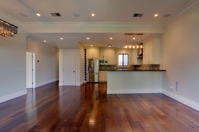 Photo - 2045 Hyde St