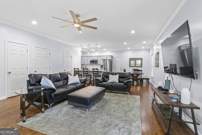 Photo - 687 Windsor St SW