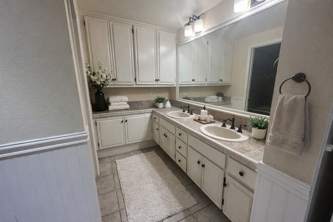 Photo - Large 1 Bedroom 1 Bath for rent at Villa Europa in UTC area Unit 1