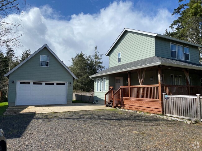 Building Photo - 731 N Bay Ave SE Rental