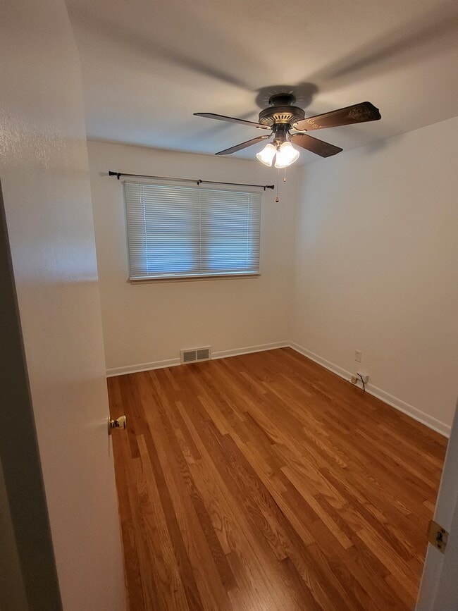 Photo - 1015 Lindsay Ln