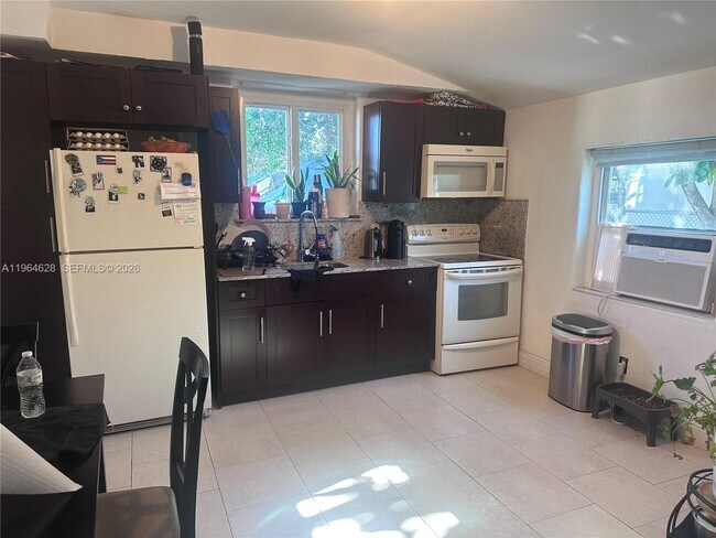 Photo - 2125 Bay Dr Unidad C