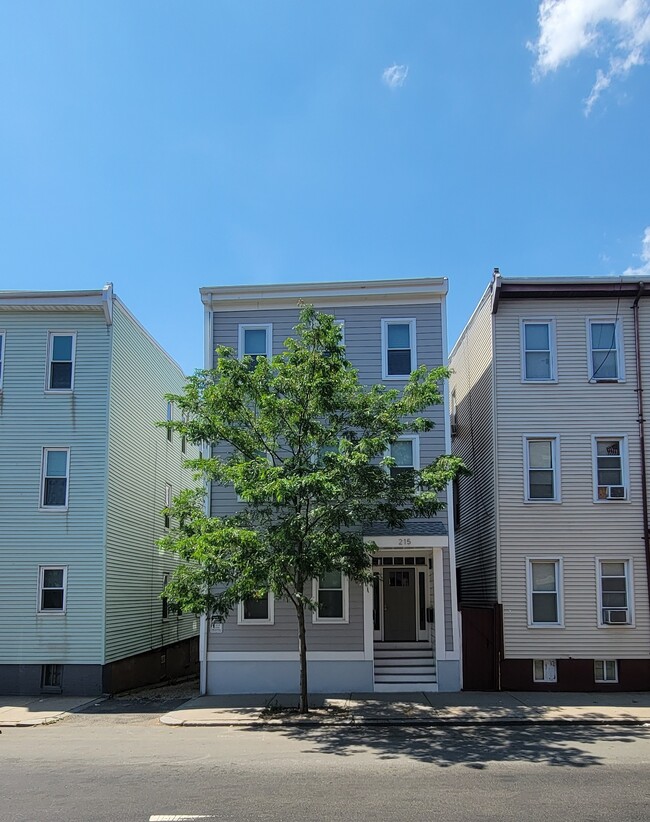 Building Photo - 215 Maverick St Unit 3 Rental