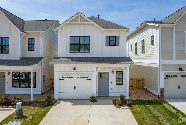 Building Photo - Spacious 2-Bedroom Home with Garage