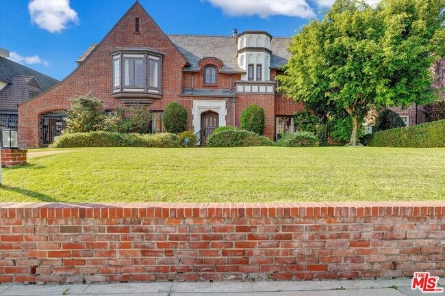 Building Photo - 165 N Las Palmas Ave