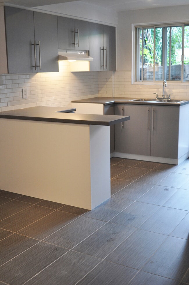 Building Photo - 7635 Av Querbes Unit 1