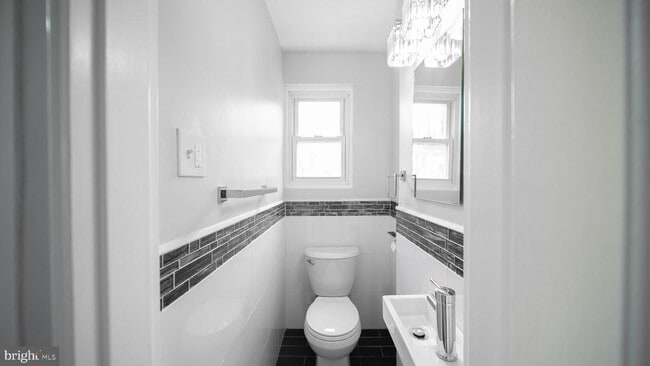 Photo - 604 Nicholson St NE