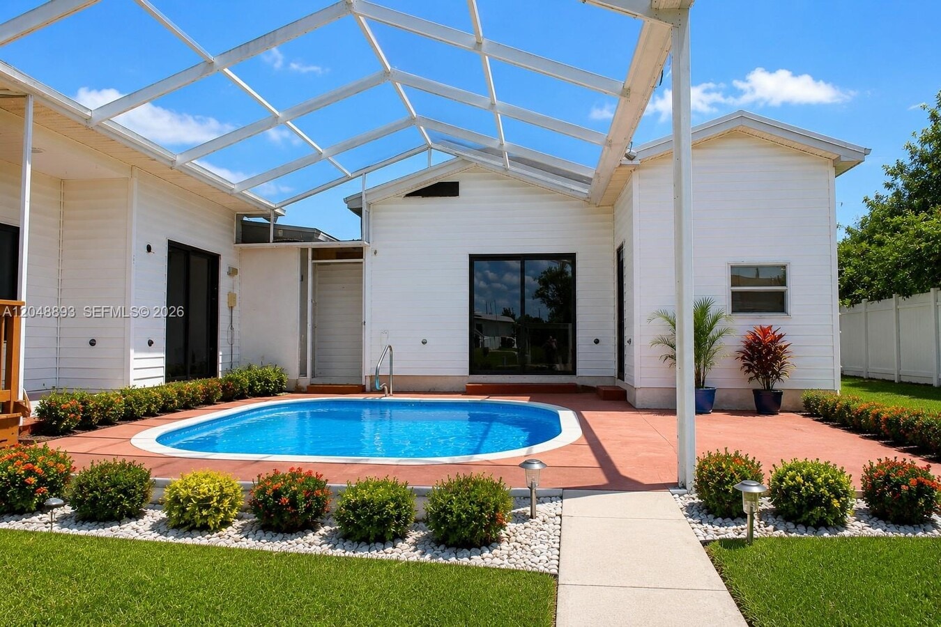 Photo - 111 Poinsettia Cir NE
